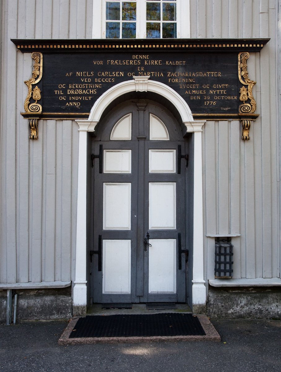 Inngangsdøra kirken